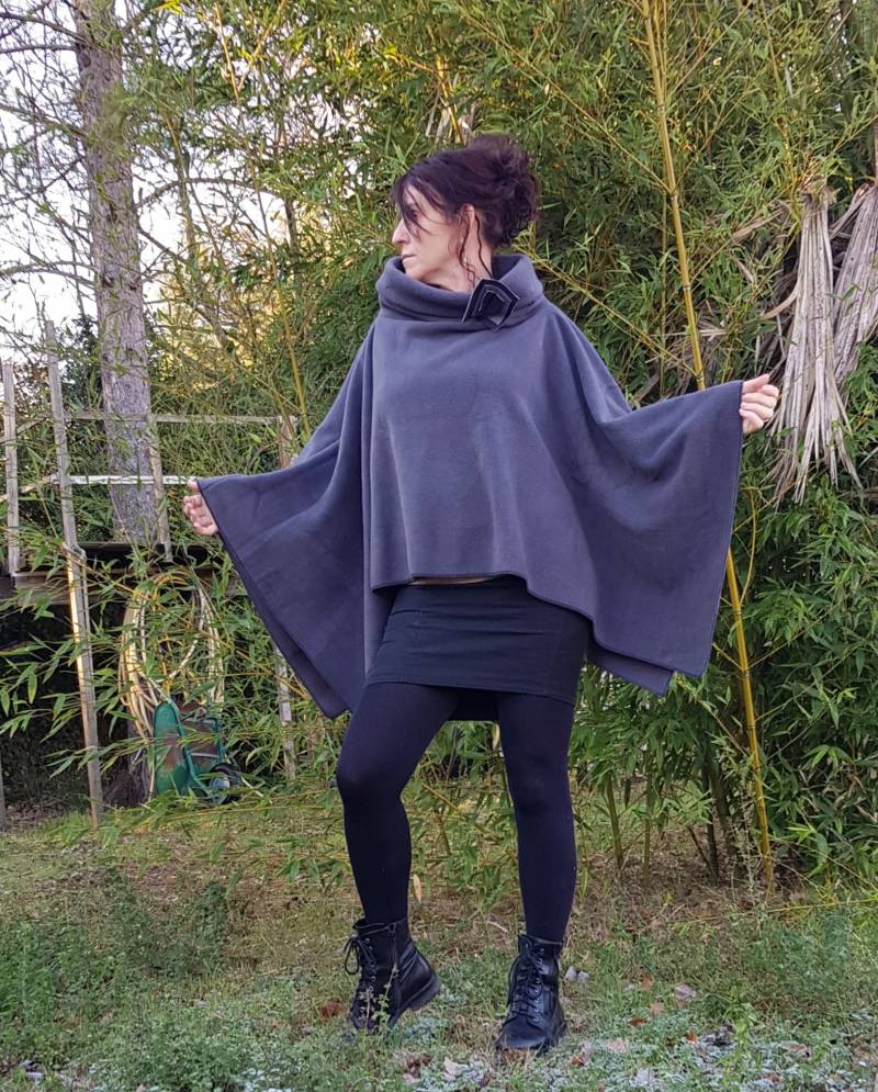 Cape Fleece Rock, Grauer Poncho, Cape, Passende Brosche, Warmer Fleecerock von NanouFromTheCourt