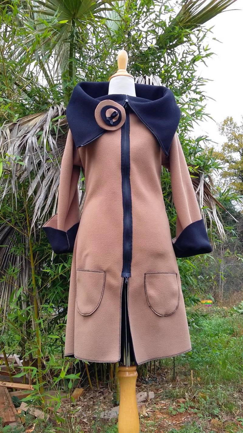 Mantel/Jacke Zip Pocket Fleece Camel/Noir "Sehr Auf Den Kopf" + Pin Mantel/Jacke Zip Pocket Fleece Camel/Noir "Sehr Auf Den Kopf" + Pin von NanouFromTheCourt