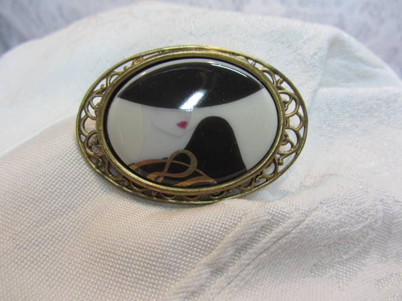 1980S Art Deco Vogue Lady Transfer Auf Weißer Fliese Mit Goldton-Einstellung Brosche von Nanskaboodle