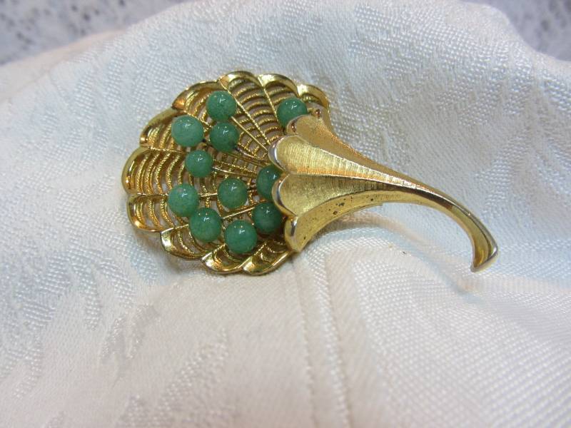 Goldfarbene Fächer Brosche Mit Grünen Jade Farbigen Lucite Kugeln von Nanskaboodle