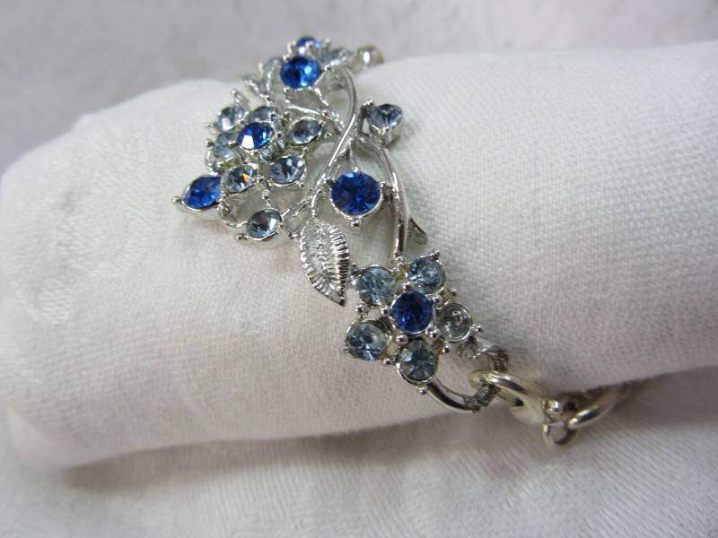 Handgefertigtes Blaues Strass Armband Silberfarbener Vintage Schmuck von Nanskaboodle