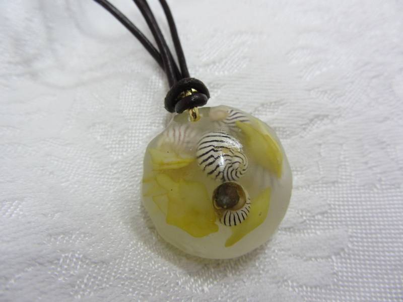 Handgemachte Faux Sea Glass Anhänger Halskette Recycled Vintage Komponenten von Nanskaboodle