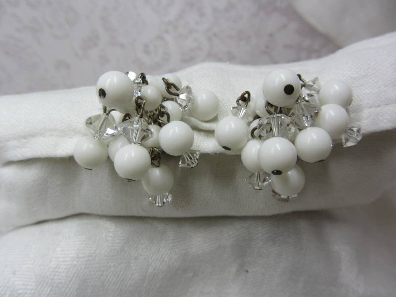 Laguna Weiße Glasperle "Bubble" Ohrclips von Nanskaboodle