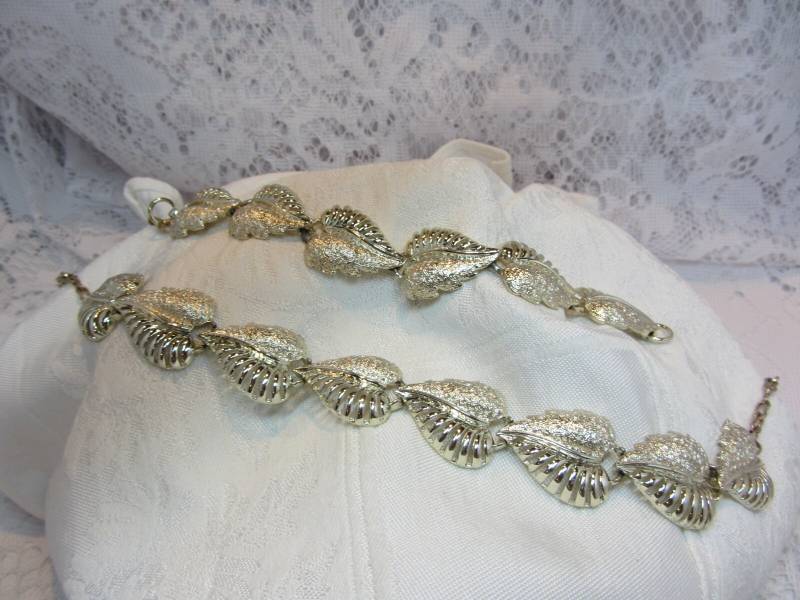 Vintage Abstrakt Splitter Ton Blatt Halskette Und Armband Set Vintage Abstrakt Splitter Ton Blatt Halskette Und Armband Set von Nanskaboodle