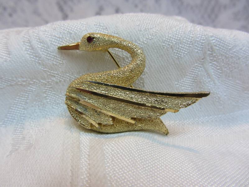 Vintage Bsk Schwan Brosche Goldfarben Mit Roten Strassaugen von Nanskaboodle