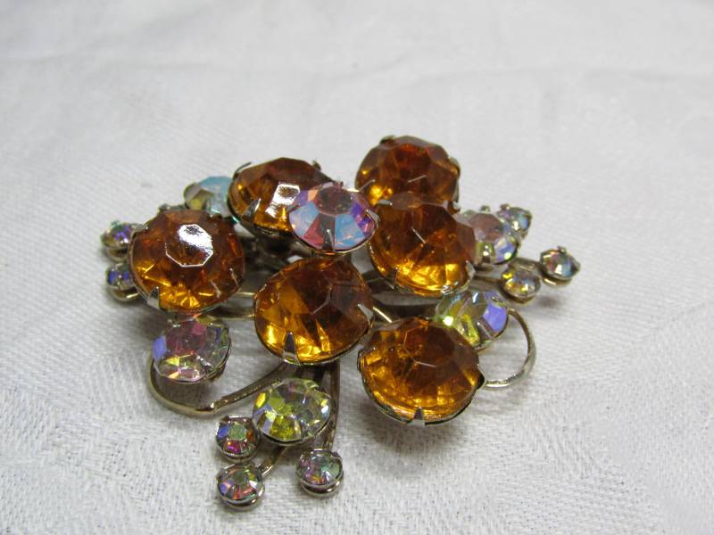 Vintage Unmarkierte Designer Bernstein Strass Und Gold Ton Vernietete Brosche von Nanskaboodle