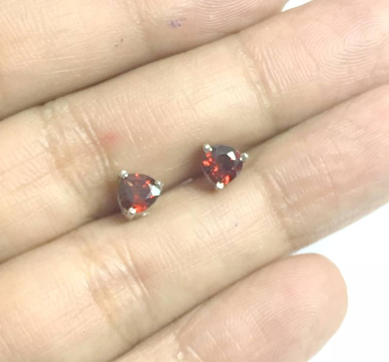 Handgefertigte Herz Granat Ohrstecker Sterling Silber Januar Geburtsstein Ohrringe von NaqshByShradha