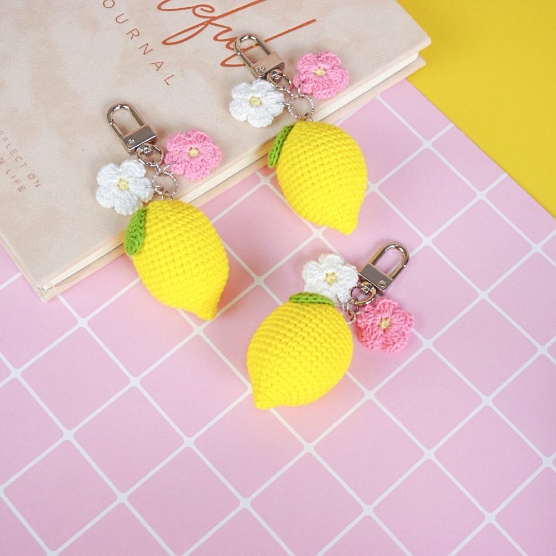 Zitronen Gehäkelte Puppe Schlüsselanhänger Taschenanhänger/Frucht Amigurumi Geschenke Für Mädchen Handgemachtes Geschenk Taschenaccessoire von NaraDolly