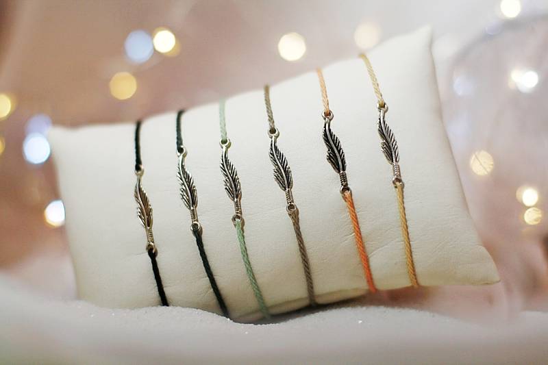 Geschenk Nachricht Karte Schmuck , Armband Positiv Wild Und Frei Federarmband Aus Sterling Silber Charm Winzige Zierliche Geschenk Nachricht Karte Schmuck , Armband Positiv Wild Und Frei Federarmband Aus Sterling Silber Charm Winzige Zierliche von Naranmacrame