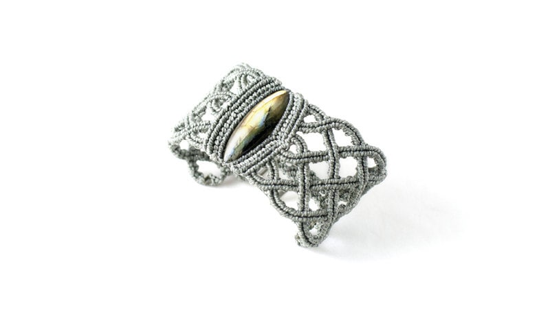 Graues Makramee Armband Mit Labradorit Halbedelstein Im Einzigartigen Netz Design Graues Makramee Armband Mit Labradorit Halbedelstein Im Einzigartigen Netz Design von Naranmacrame