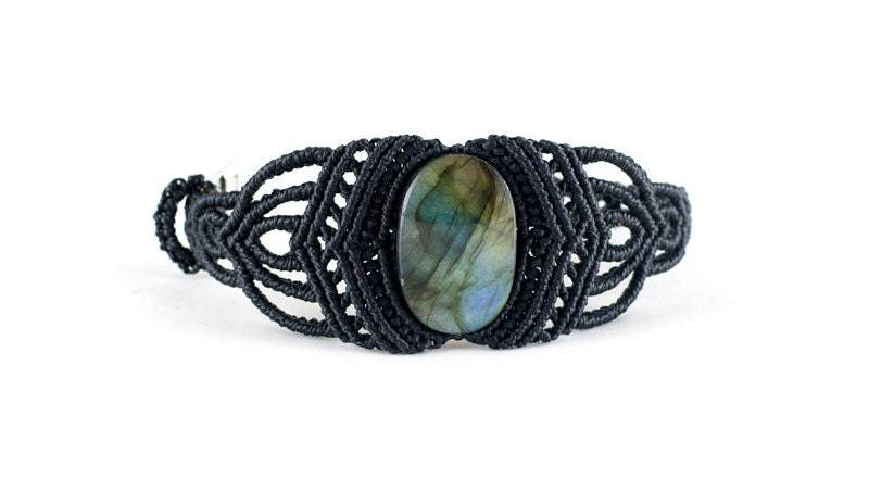 Schwarzes Makramee Armband Labradorit Edelstein Boho Elegantes Schwarzes Makramee Armband Labradorit Edelstein Boho Elegantes von Naranmacrame