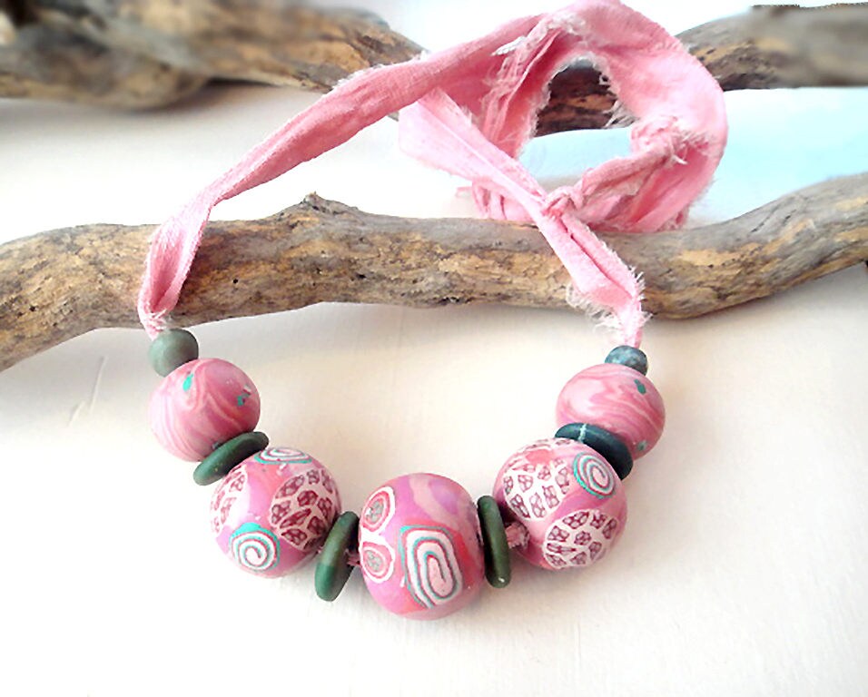 Rosa Perlenkette. Boho Chic Mode Trend Halskette Handgefertigte Perlen in Den Farben Pink Und Smaragd. Seidenband Rot. Geschenk Für Sie Rosa Perlenkette. Boho Chic Mode Trend Halskette Handgefertigte Perlen in Den Farben Pink Und Smaragd. Seidenband Rot. Geschenk Für Sie von NarimCrafts