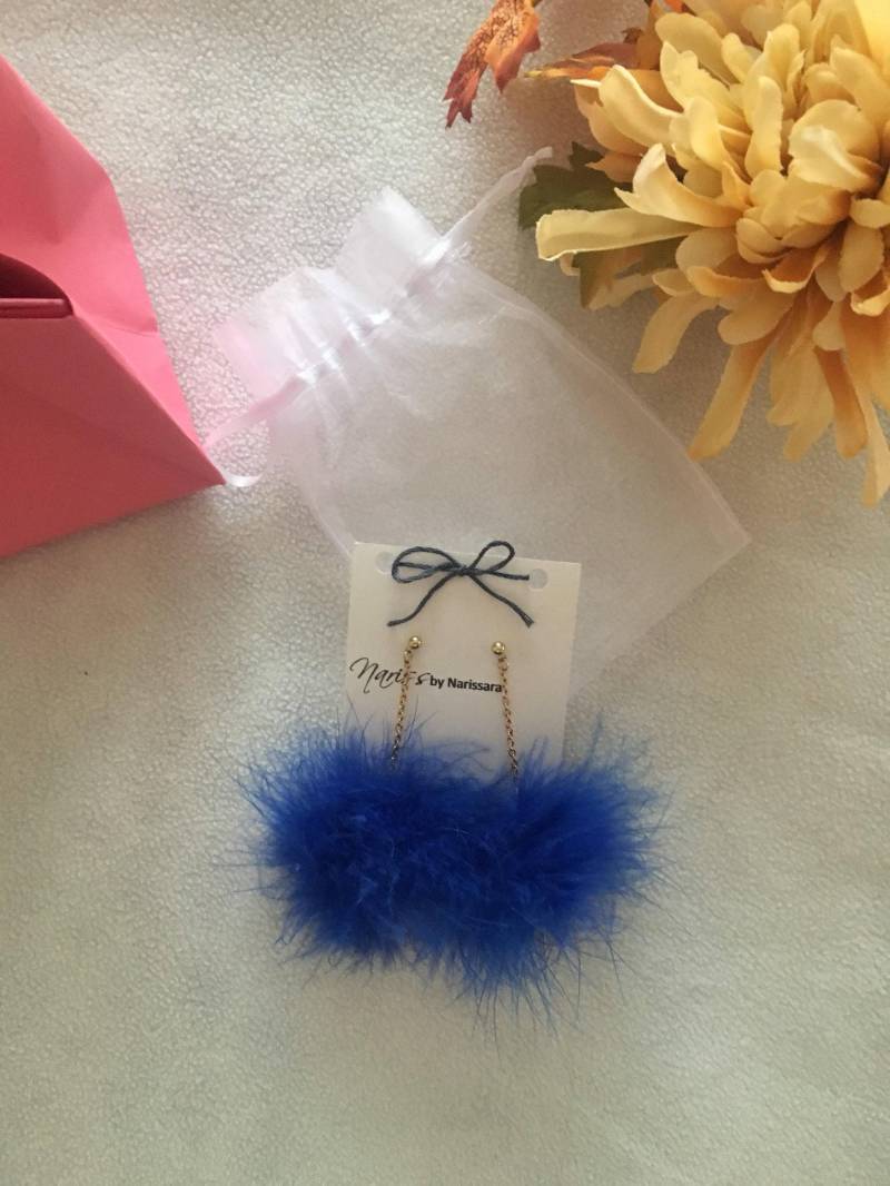 Blaue Feder Flauschige Pom Ohrringe von NarissByNarissara