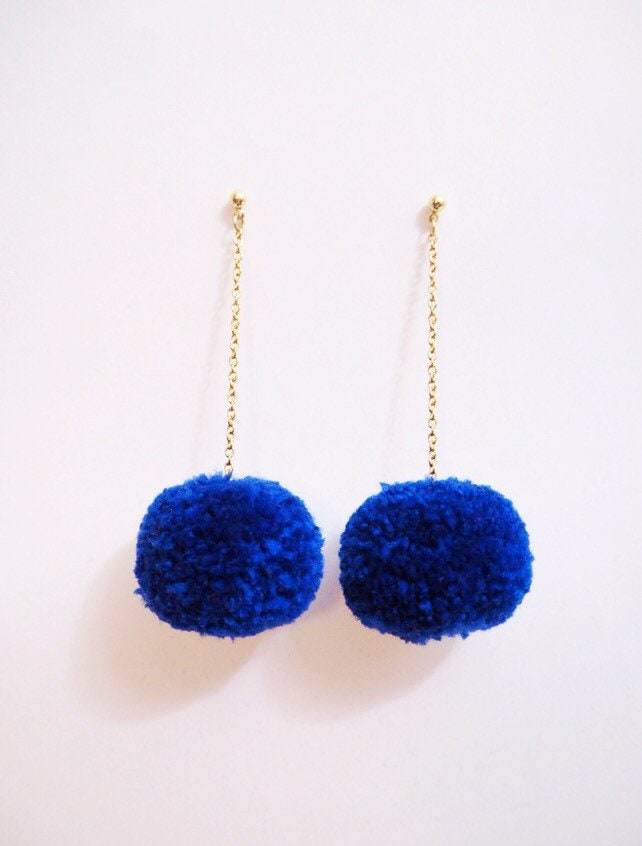 Königsblaue Pom Ohrringe, Lange Ohrringe Königsblaue Pom Ohrringe, Lange Ohrringe von NarissByNarissara