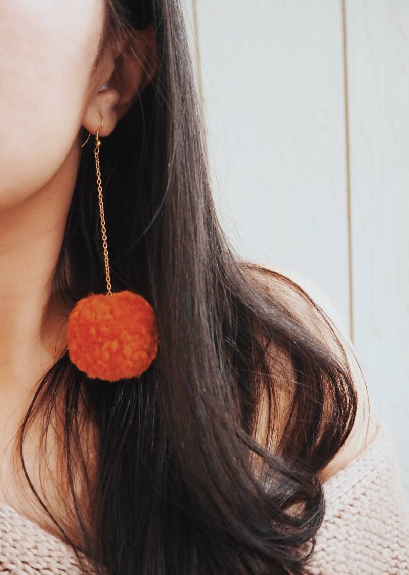 Orange Pom Gold Lange Ohrringe Orange Pom Gold Lange Ohrringe von NarissByNarissara