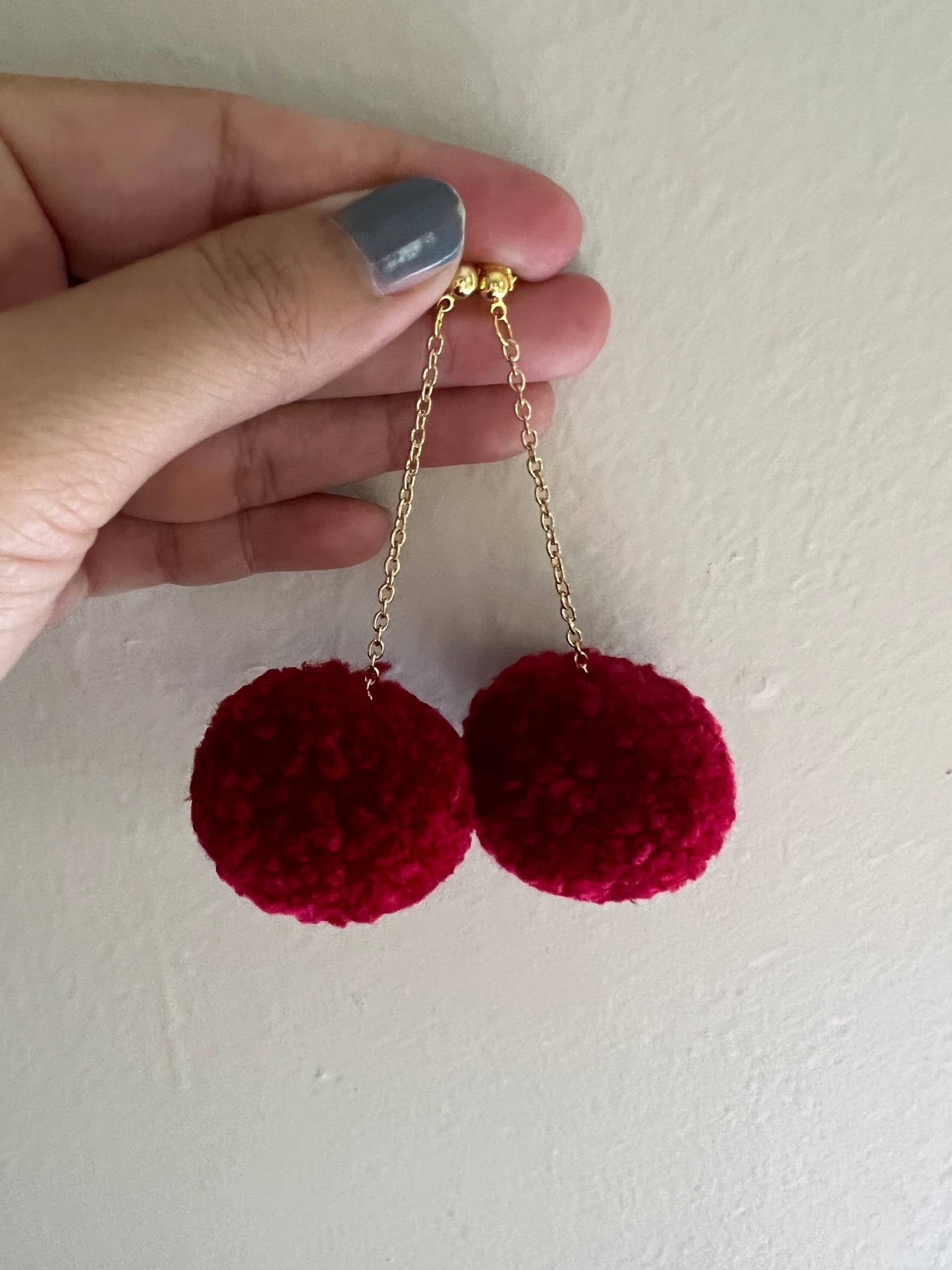 Rote Pom Ohrringe, Kirschen Ohrringe Rote Pom Ohrringe, Kirschen Ohrringe von NarissByNarissara