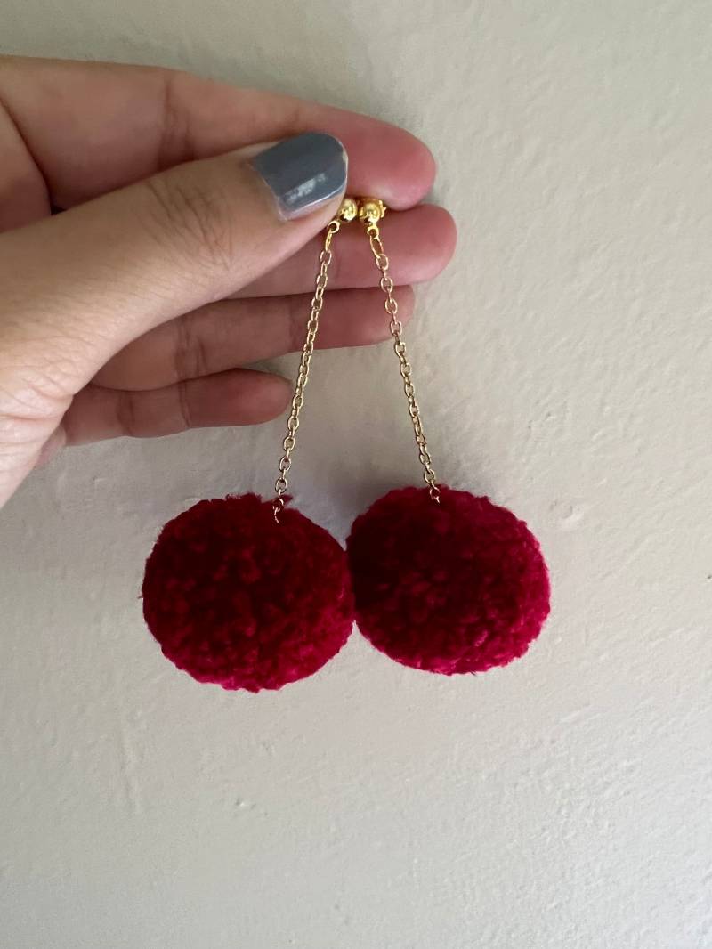 Rote Pom Ohrringe, Kirschen Ohrringe Rote Pom Ohrringe, Kirschen Ohrringe von NarissByNarissara