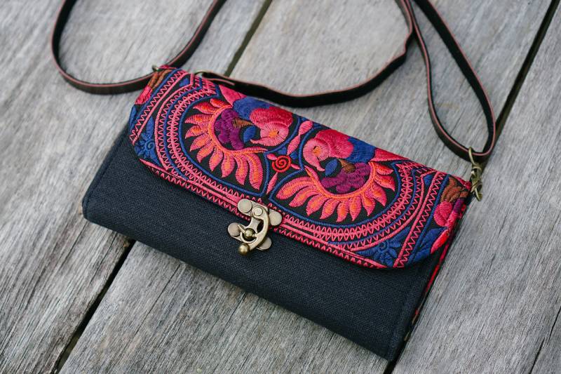 Boho Crossbody Portemonnaie Mit Hmong Bestickt in Rot, Geldbörse Für Frauen Lederband - Bg0014-01-Red von NarissaraShop