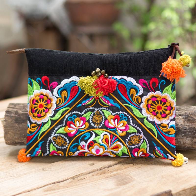 Bunte Hmong Gestickte Damen Handtasche/Ipad Halter Verziert Quasten, Pom Pom, Messingglöckchen Made By Thai Artisan - Bg507Fu1Bla von NarissaraShop