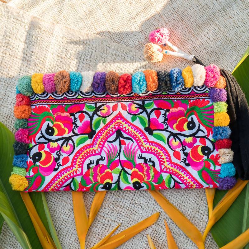 Bunte Pom Clutch Bag Mit Hmong Besticktem Stoff, Boho Bag, Festival Einzigartige Geschenke - Bg308Whipppmu von NarissaraShop