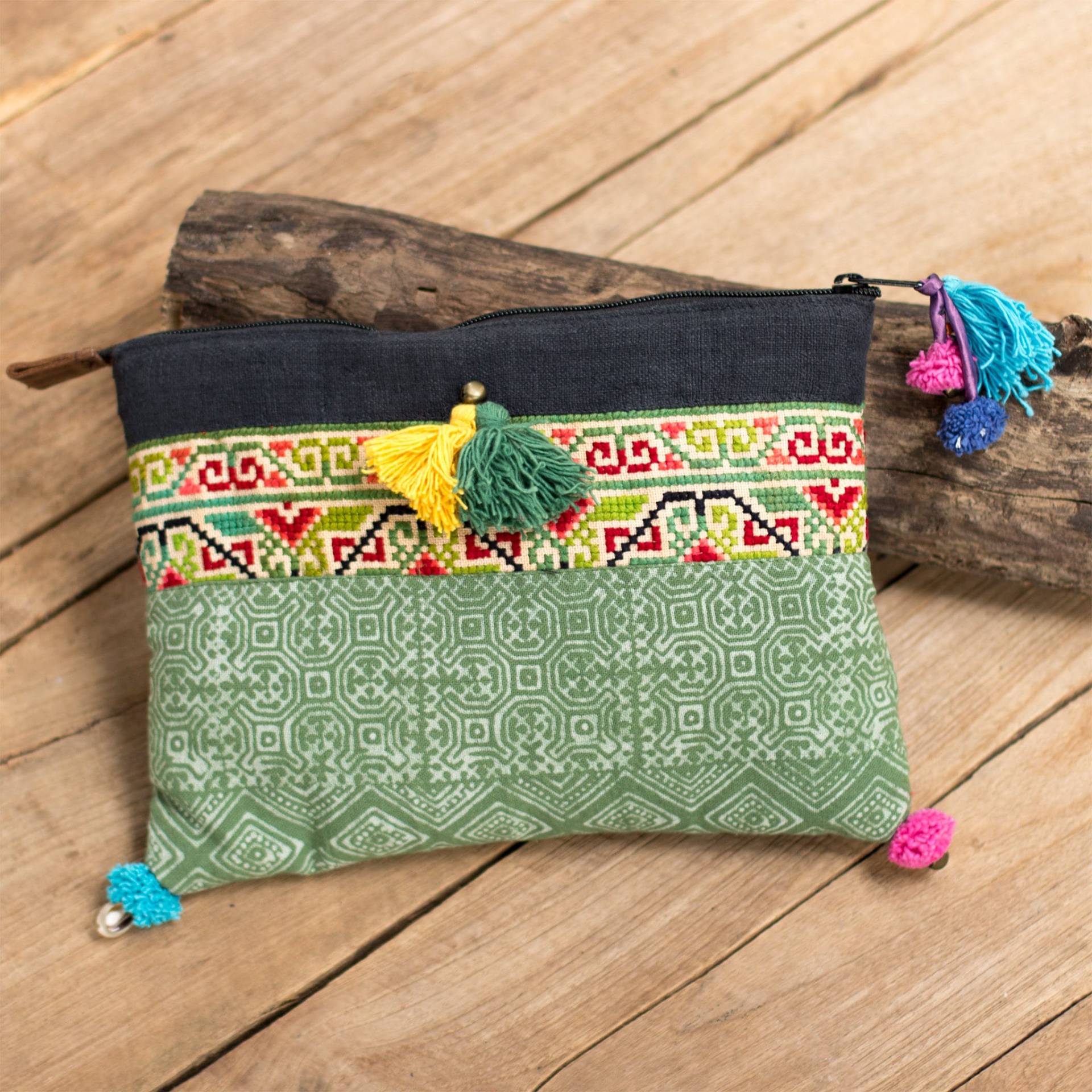 Einzigartige Boho Clutch Handgefertigter Hmong Batik Stoff Multi Quasten Thailand in Grün - Bg507Bagre Einzigartige Boho Clutch Handgefertigter Hmong Batik Stoff Multi Quasten Thailand in Grün - Bg507Bagre von NarissaraShop