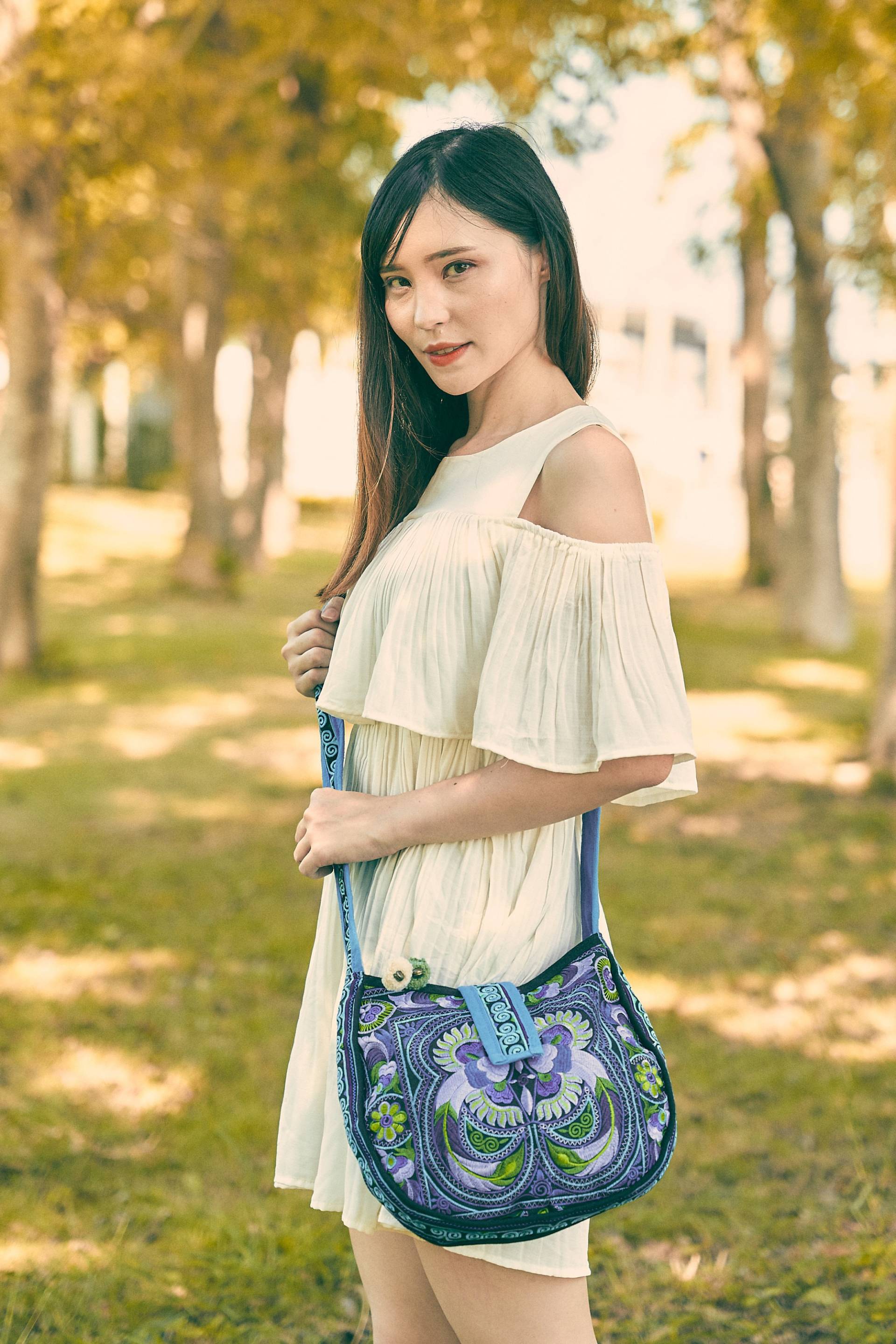 Handgefertigte Blaue Vogel-Muster Hmong Bestickte Umhängetasche, Runde Umhängetasche Für Frauen, Boho Crossbody Bag - Bg303Blubls von NarissaraShop