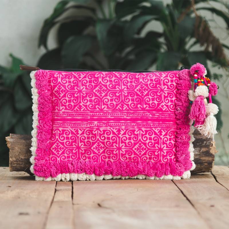 Handgemachte Damen Clutch/Pom Pom Clutch/Ipad Halter Mit Hmong Hill Tribe Batik Stoff in Pink - Bg515Bapin von NarissaraShop