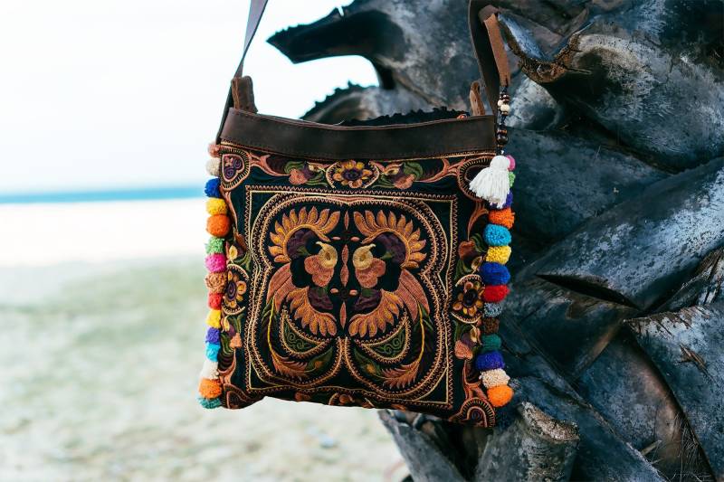 Mokka Vogel Muster Boho Umhängetasche Mit Hmong Gestickt in Mokka, Sling Bag Pom - Bg0037-00-Moc von NarissaraShop