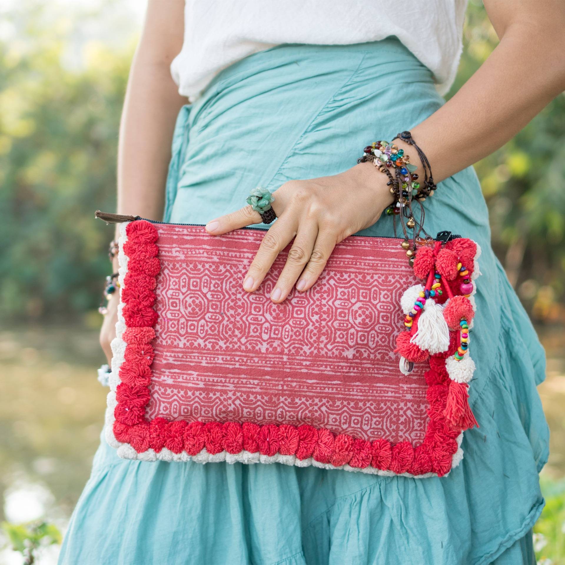 Rot-Weiße Pom Clutch/Ipad Halter Mit Handgemachtem Batik Stoff Aus Thailand - Bg515Bared Rot-Weiße Pom Clutch/Ipad Halter Mit Handgemachtem Batik Stoff Aus Thailand - Bg515Bared von NarissaraShop