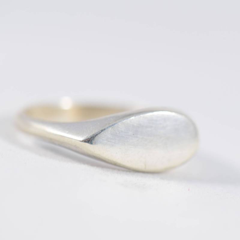 Tropfenförmiger Silberner Siegelring - Stempelring von NarkissJewelry