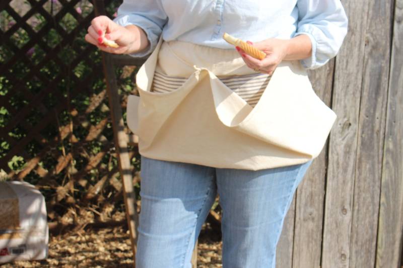 Sammelschürze - Creme Halbe Schürze Mit Großer 3-Teiliger Navy & Gestreifter Tasche Für Männer Oder Frauen Konvertiert in Ei/Garten Futterschürze von NarleyandChikki