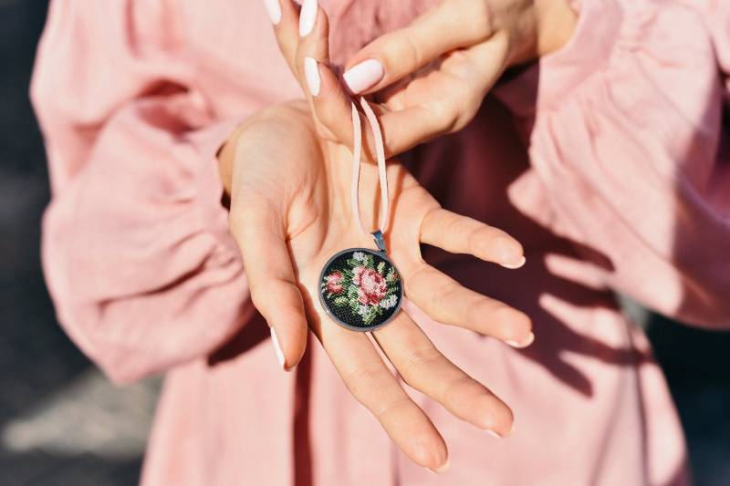 Handbestickte Blumen Anhänger Halskette Petit Point Seidenschmuck Handbestickte Blumen Anhänger Halskette Petit Point Seidenschmuck von NarodniyDimUkraina