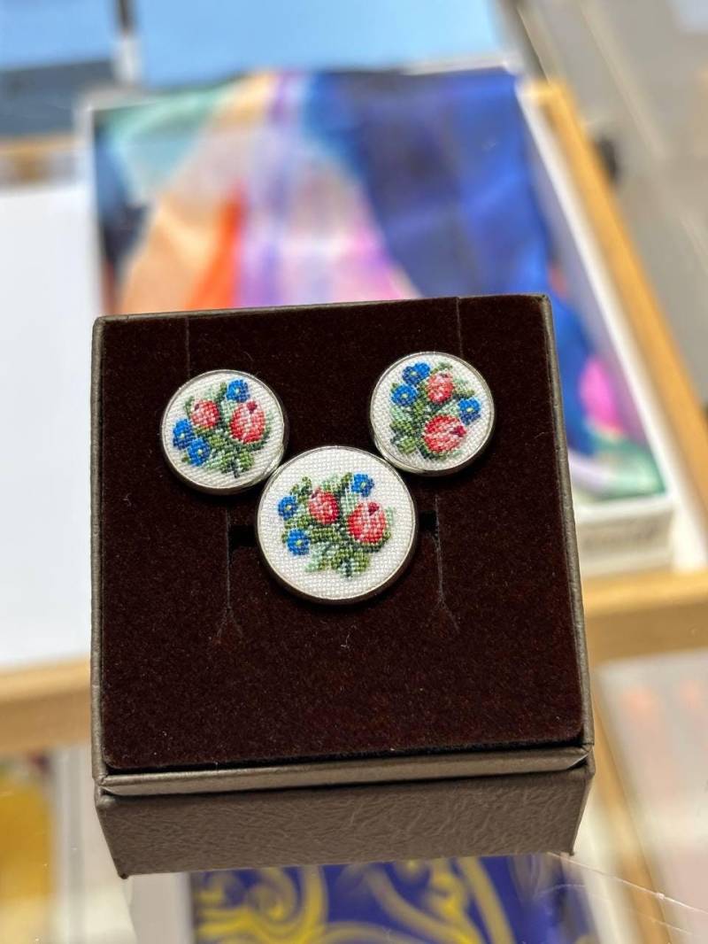 Handbestickte Blumen Ohrringe Und Anhänger Set Petit Point Seidenschmuck Handbestickte Blumen Ohrringe Und Anhänger Set Petit Point Seidenschmuck von NarodniyDimUkraina