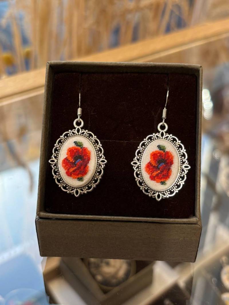 Handgestickte Mohnblumen Ohrringe Petit Point Blumenschmuck von NarodniyDimUkraina