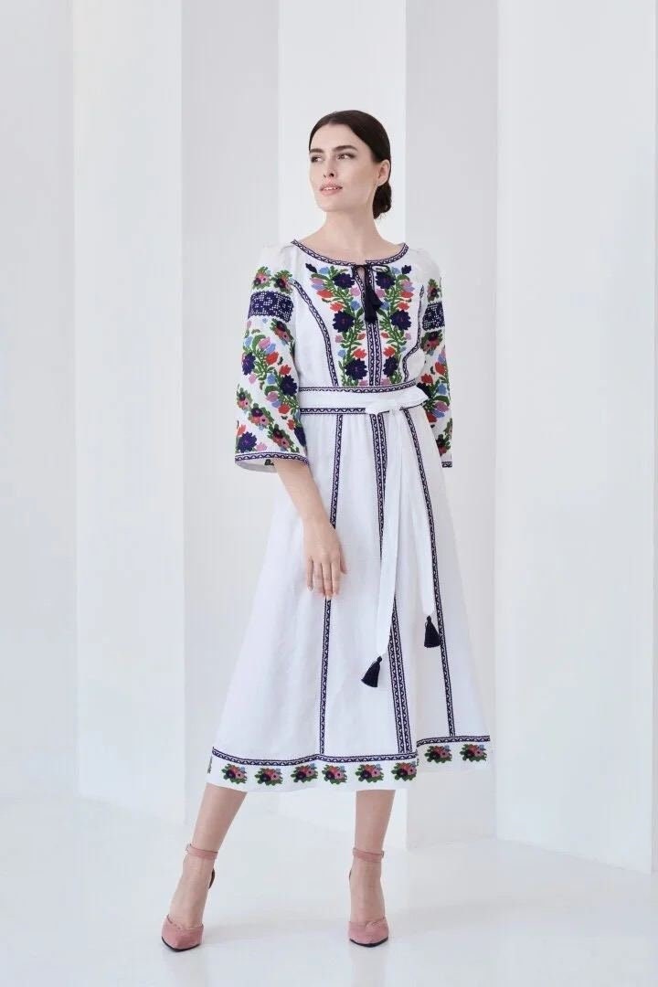 Weißes Leinen Vyshyvanka Kleid, Floral Besticktes Gürtel Boho Kleid von NarodniyDimUkraina