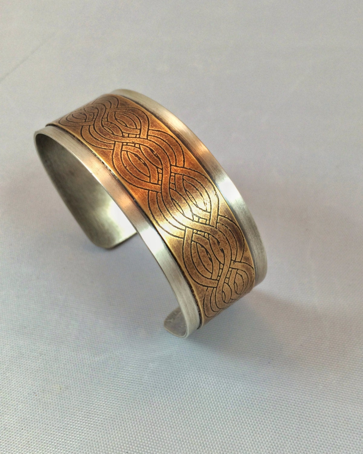 sterling Silber Und Geätzten Messing Manschette von NarrativeCollection