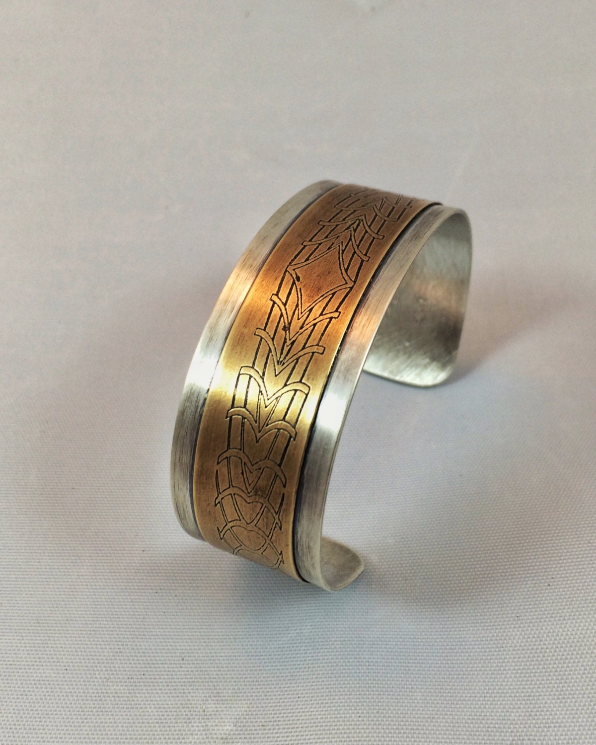 sterling Silber Und Geätzten Messing Manschette von NarrativeCollection