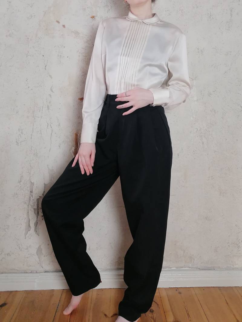 True Vintage Bluse 60Er 70Er Champagner Beige Onesize Elegant Romantic Tracht Biesen Bubikragen Satin True Vintage Bluse 60Er 70Er Champagner Beige Onesize Elegant Romantic Tracht Biesen Bubikragen Satin von Narvhi