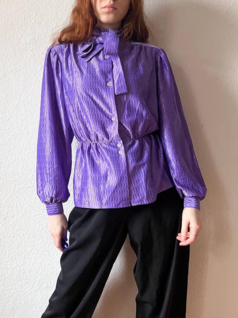 True Vintage Bluse 70Er 80Er Lila Geometrisch Gemustert Jacquard Burlesk 38 M Taillierte Schluppenbluse True Vintage Bluse 70Er 80Er Lila Geometrisch Gemustert Jacquard Burlesk 38 M Taillierte Schluppenbluse von Narvhi