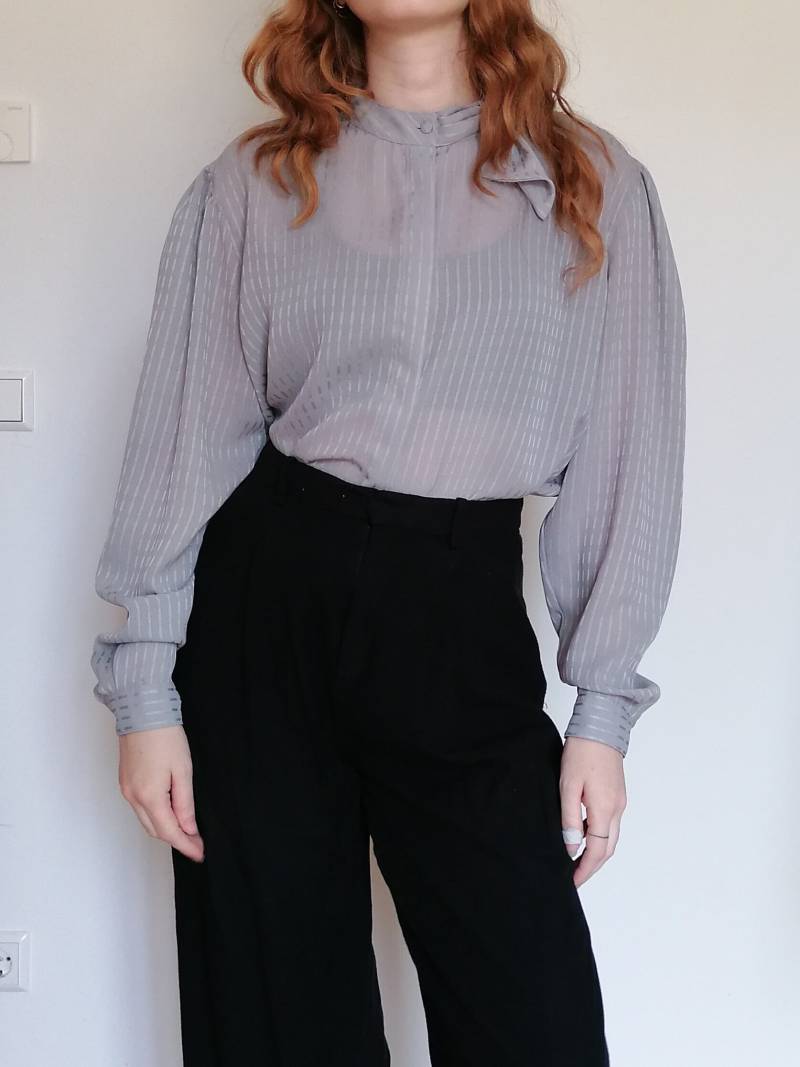 True Vintage Bluse 80Er 90Er Grau Silbern Schluppenbluse Gestreift Secretary Elegant Onesize True Vintage Bluse 80Er 90Er Grau Silbern Schluppenbluse Gestreift Secretary Elegant Onesize von Narvhi