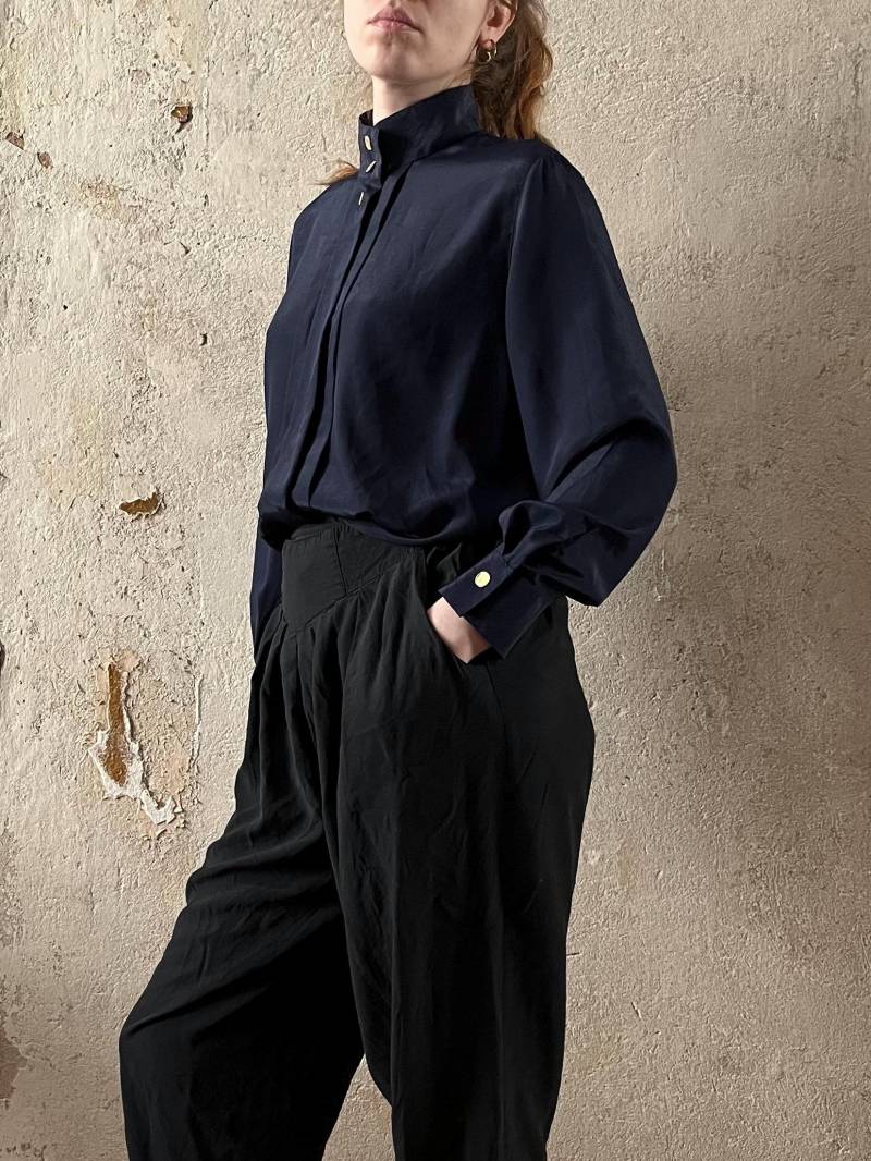 True Vintage Bluse 80Er 90Er Mario Rosella S 36 Dunkelblau Stehkragen Biesen True Vintage Bluse 80Er 90Er Mario Rosella S 36 Dunkelblau Stehkragen Biesen von Narvhi