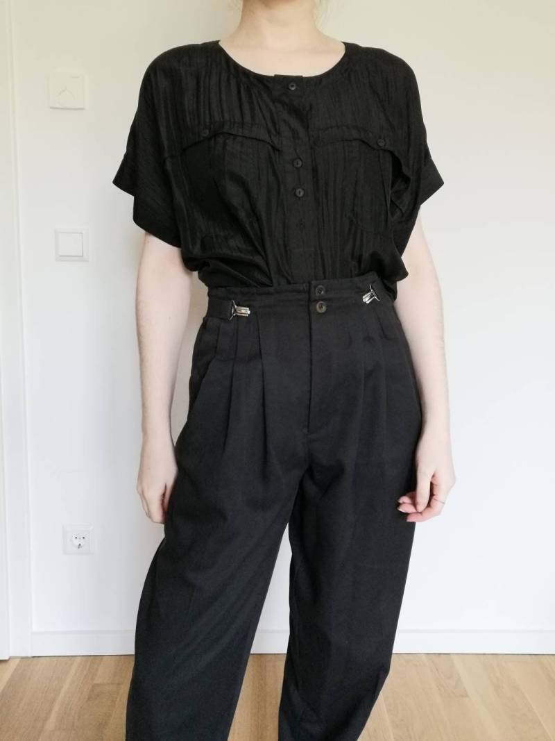 True Vintage Bluse 80Er 90Er Schwarz 100% Seide L Mit Brusttaschen Safari Schnitt Goth Elegant Klassisch Sommer von Narvhi