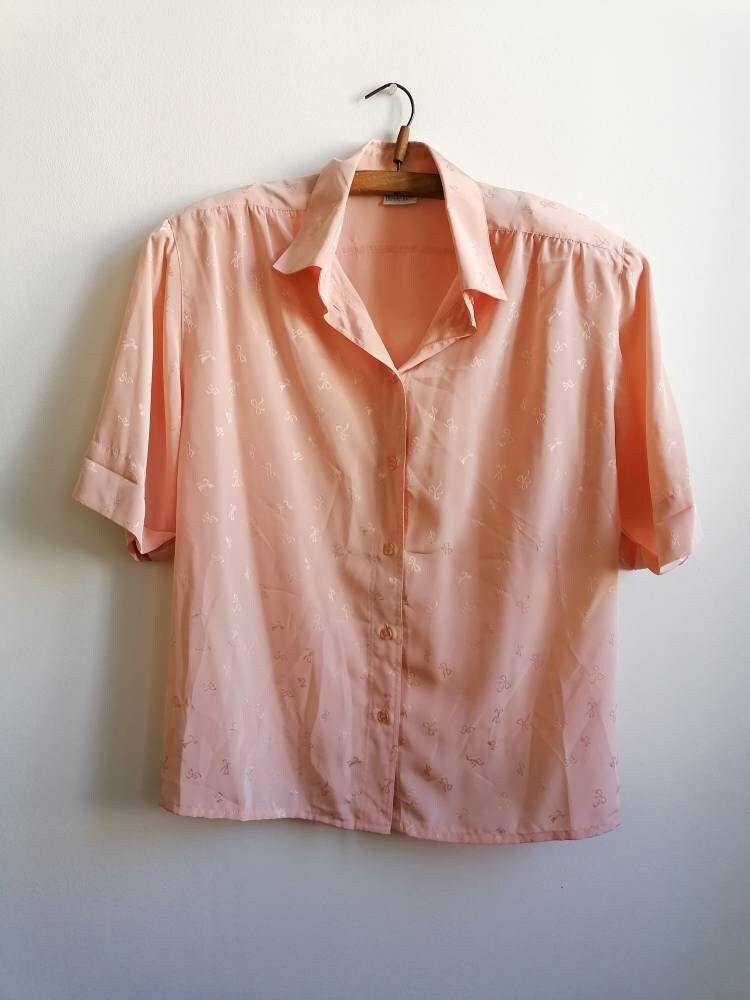 True Vintage Bluse Bleyle 80Er 90Er Deadstock Rosa Lachs Office Wear Elegant Polyester S 38 True Vintage Bluse Bleyle 80Er 90Er Deadstock Rosa Lachs Office Wear Elegant Polyester S 38 von Narvhi