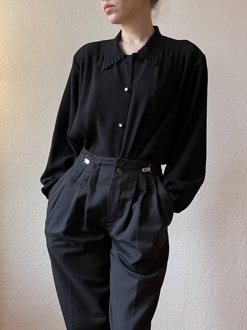 True Vintage Bluse Schwarz Onesize Biesen Stickerei Granny Goth 70Er 80Er True Vintage Bluse Schwarz Onesize Biesen Stickerei Granny Goth 70Er 80Er von Narvhi