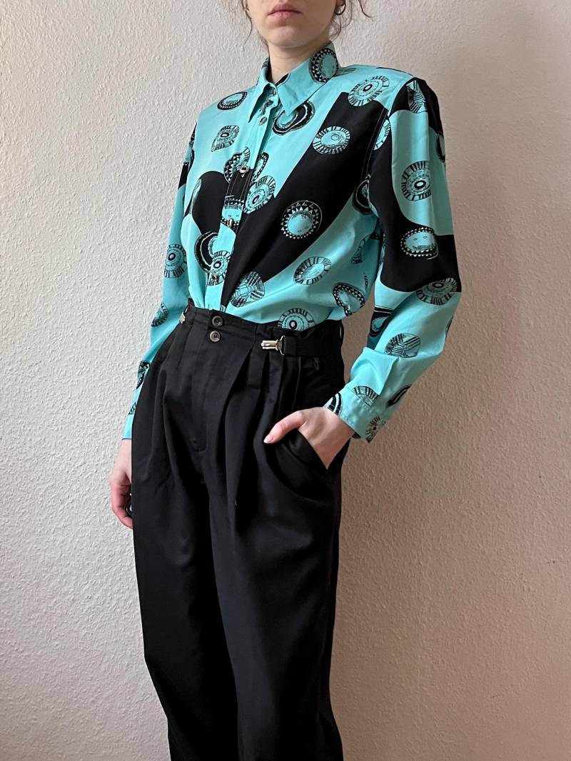 True Vintage Bluse Türkis Schwarz Gemustert Crazy Pattern 80Er 90Er Onesize True Vintage Bluse Türkis Schwarz Gemustert Crazy Pattern 80Er 90Er Onesize von Narvhi