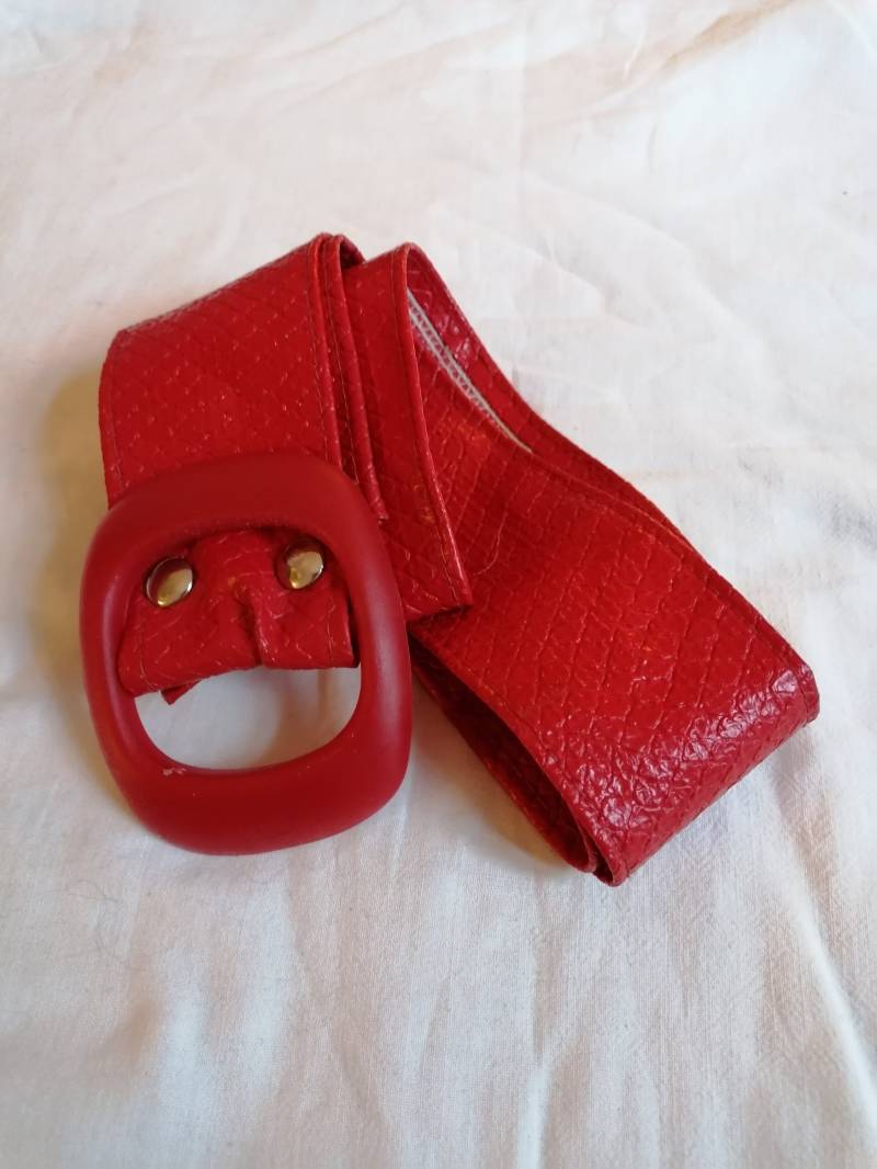 True Vintage Gürtel Vinyl Lack Rot 70Er 80Er Retro Onesize Fake Krokodil Schlange True Vintage Gürtel Vinyl Lack Rot 70Er 80Er Retro Onesize Fake Krokodil Schlange von Narvhi