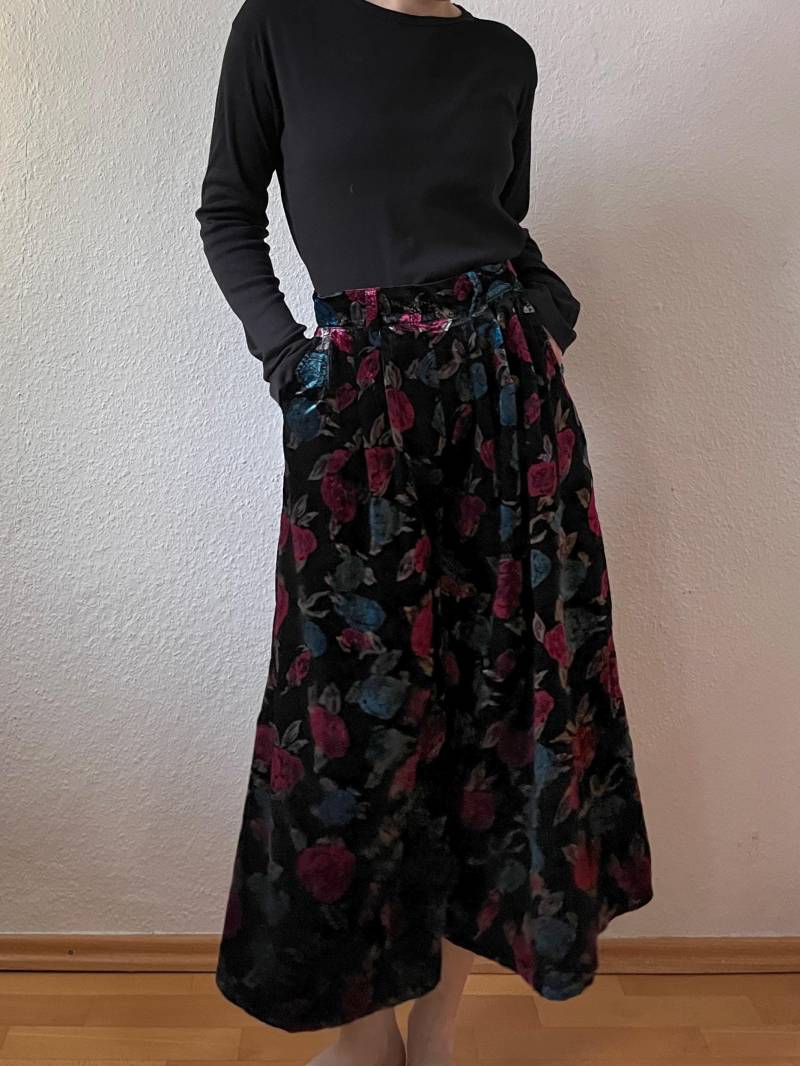 True Vintage Hose Hosenrock Schwarz Bunt Samt Alba Moda 38 M Highwaist 70Er 80Er Rosen Muster Floral True Vintage Hose Hosenrock Schwarz Bunt Samt Alba Moda 38 M Highwaist 70Er 80Er Rosen Muster Floral von Narvhi