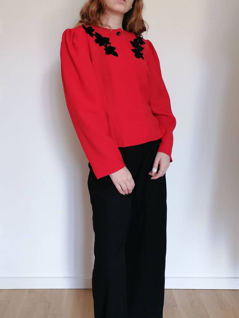 True Vintage Jacke Jäckchen Bluse Rot Knallrot 80Er 90Er Mit Schwarzer Applikation Samt Blumen 40 L Miss Astor True Vintage Jacke Jäckchen Bluse Rot Knallrot 80Er 90Er Mit Schwarzer Applikation Samt Blumen 40 L Miss Astor von Narvhi