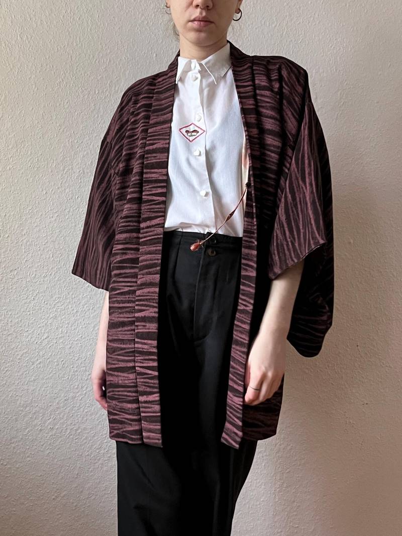 True Vintage Kimono Haori Original Aus Japan Rosa Violett Schwarz Gemustert Onesize True Vintage Kimono Haori Original Aus Japan Rosa Violett Schwarz Gemustert Onesize von Narvhi