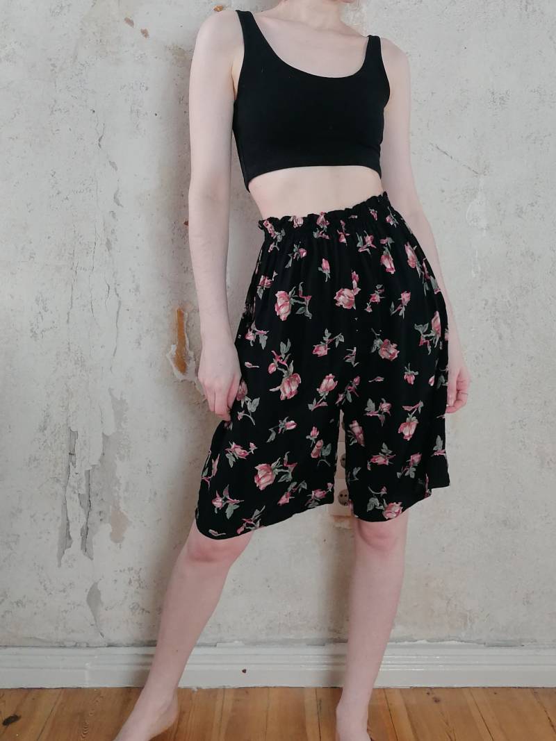 True Vintage Shorts Schlupfhose Sommer Geblümt Rosen Dunkelblau Onesize 80Er 90Er Knielang Capri Kurze Hose True Vintage Shorts Schlupfhose Sommer Geblümt Rosen Dunkelblau Onesize 80Er 90Er Knielang Capri Kurze Hose von Narvhi